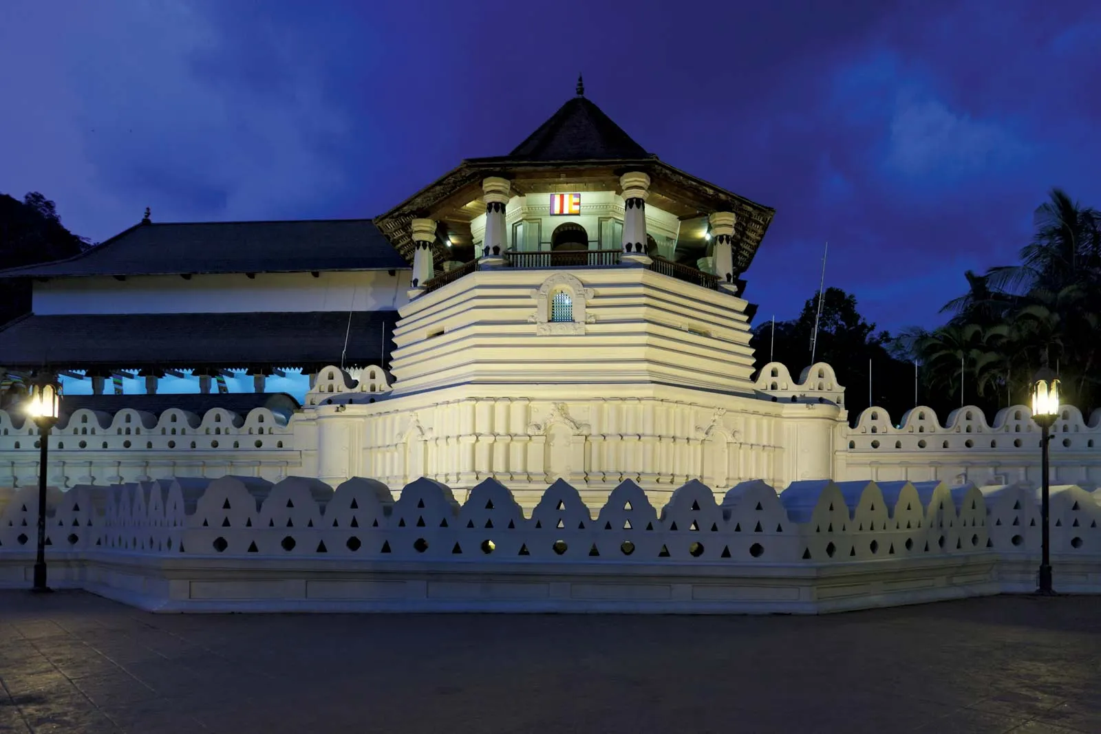 Dalada-Maligava-tooth-Buddha-Sri-Lanka-Kandy